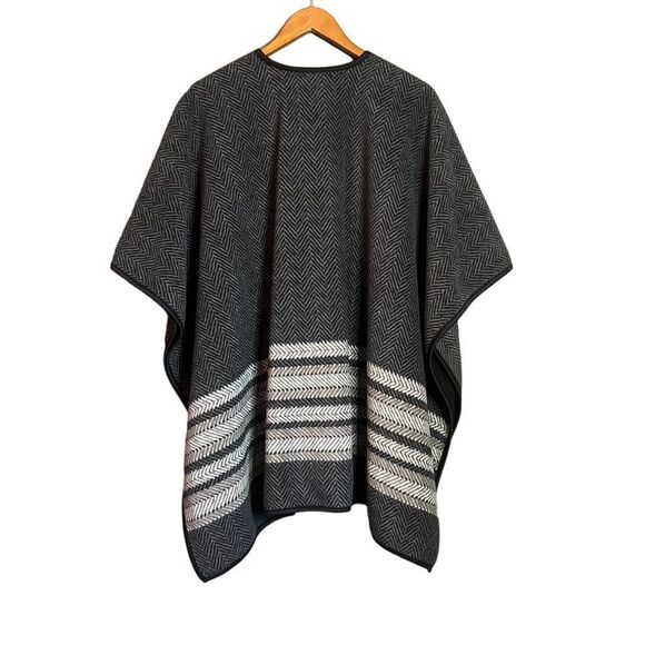 Nicole Miller fleece poncho. One size - Picture 7 of 8